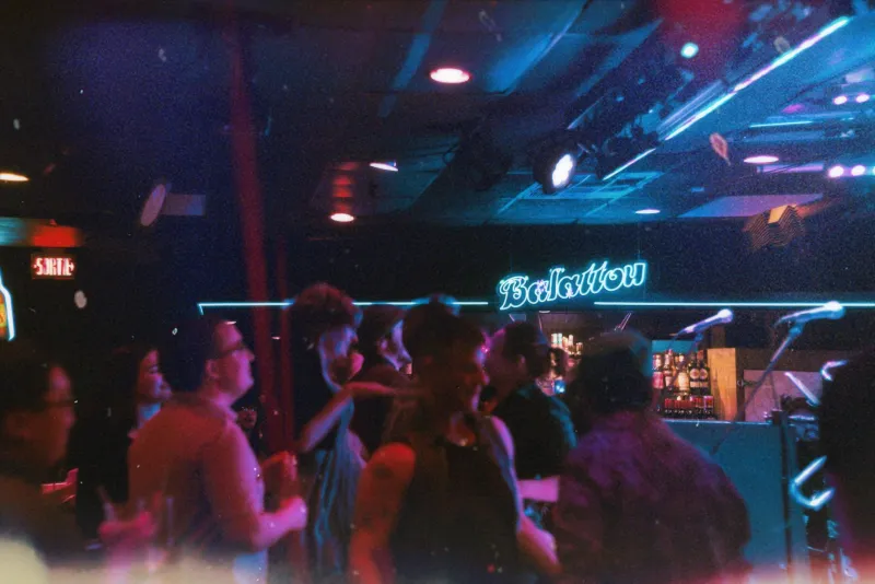 La noche de barrio no ha muerto: dentro de las discotecas pequeñas que mantienen vivo el ritmo latino en España