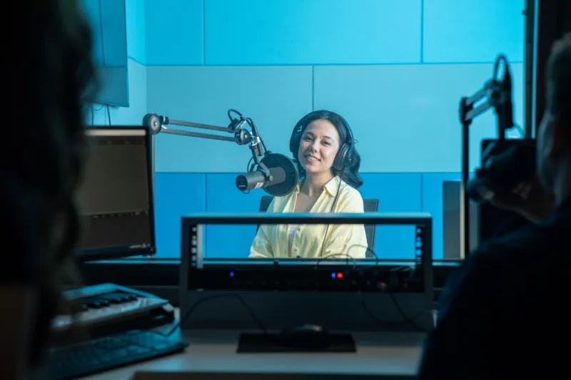 El poder invisible del dial: por qué la radio española sigue decidiendo qué se baila en las fiestas