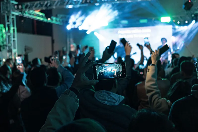 Vallas de cumpleaños y bots de WhatsApp: así se financia el amor de los clubs de fans latinos en España